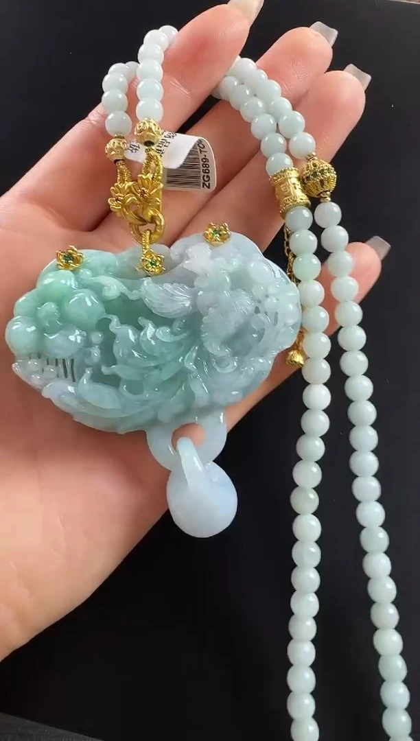 颈饰未镶嵌翡翠凤牌