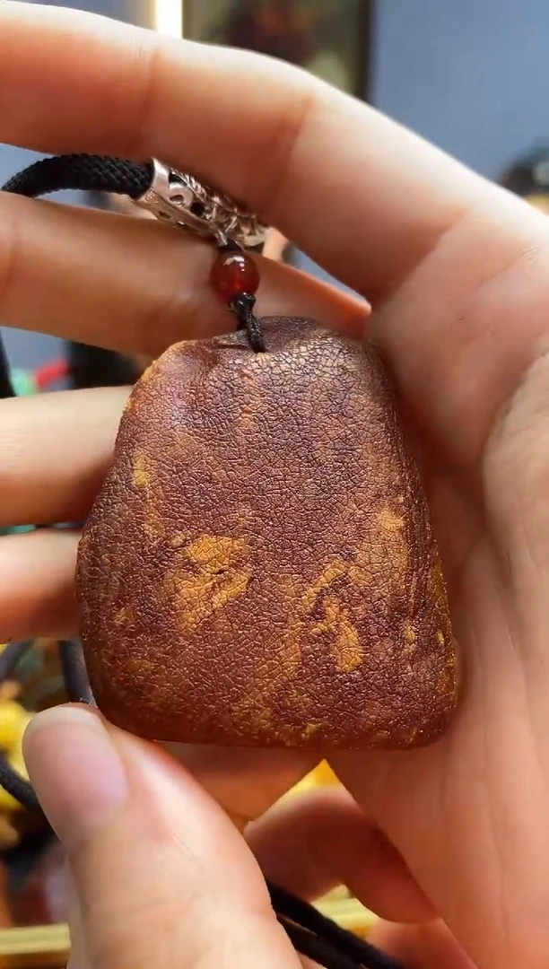 未镶嵌颈饰琥珀吊坠