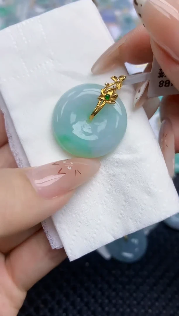 翡翠18K金镶嵌颈饰106    天然翡翠A货