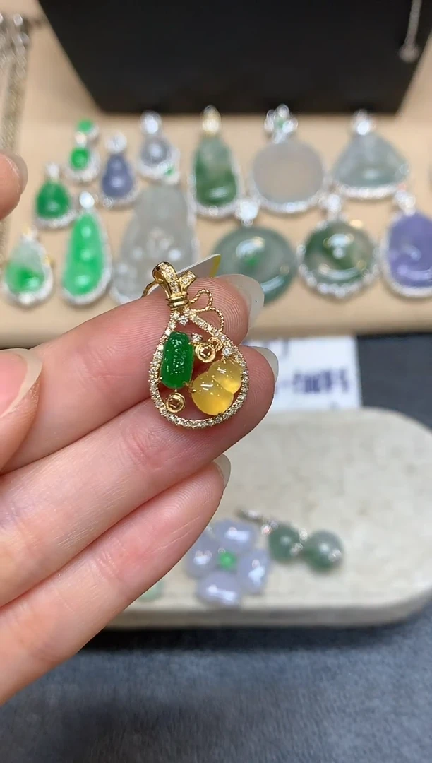 颈饰18K金镶嵌翡翠钱袋【无服务费