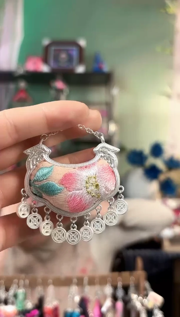 彩云南阁非遗老绣饰品547*