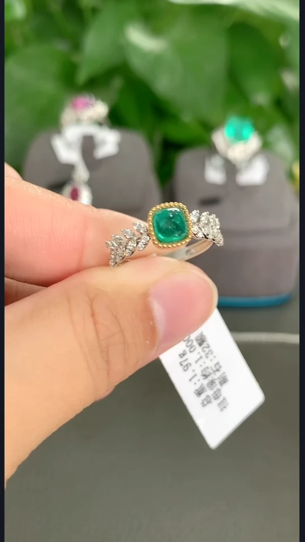18K金镶嵌戒指祖母绿1克拉