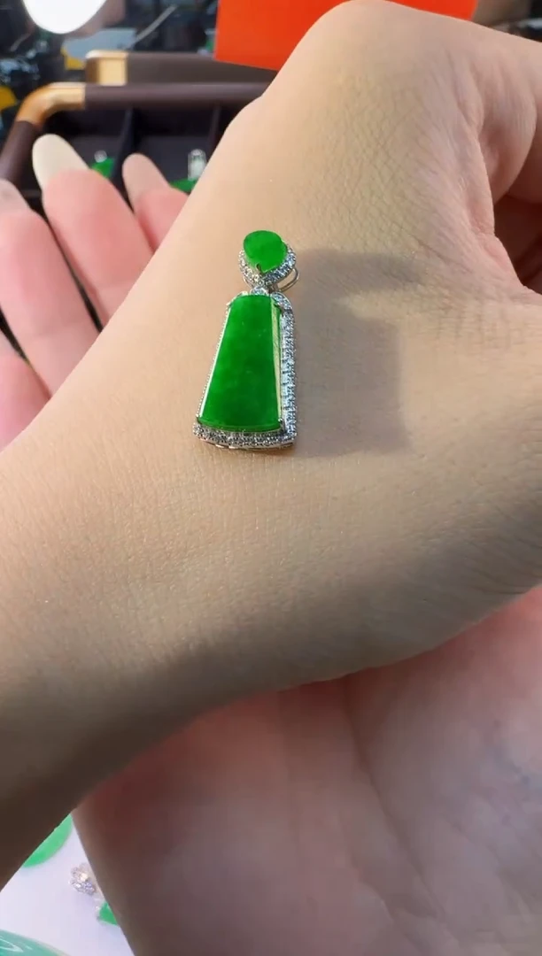 颈饰18K金镶嵌翡翠缅甸A货翡翠