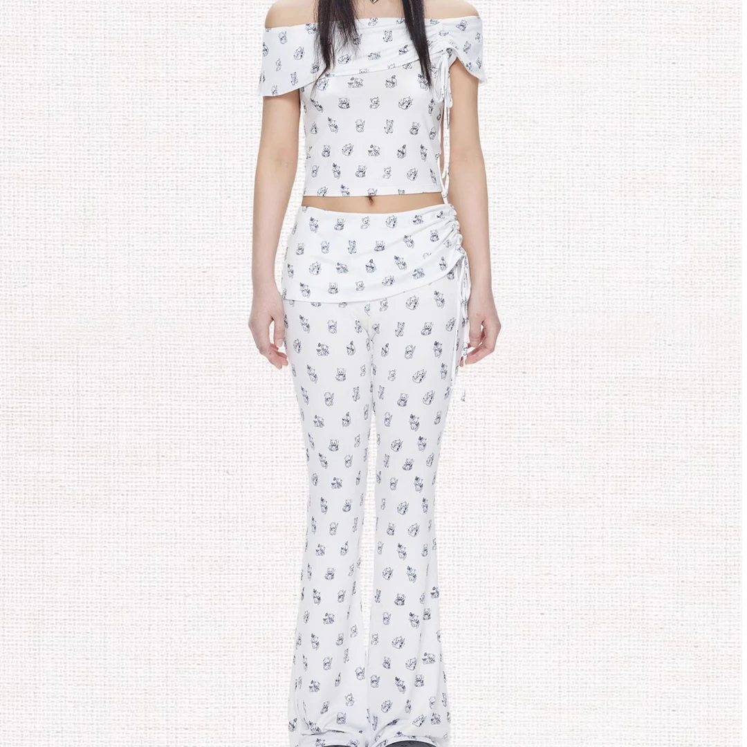 【自播真瑕疵款】MOF礼物商店 拿刀小猫印花一字肩睡衣套装