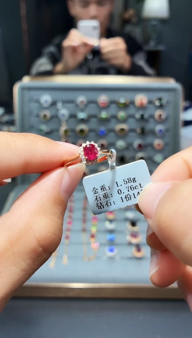 18K金镶嵌戒指红宝石0.76.