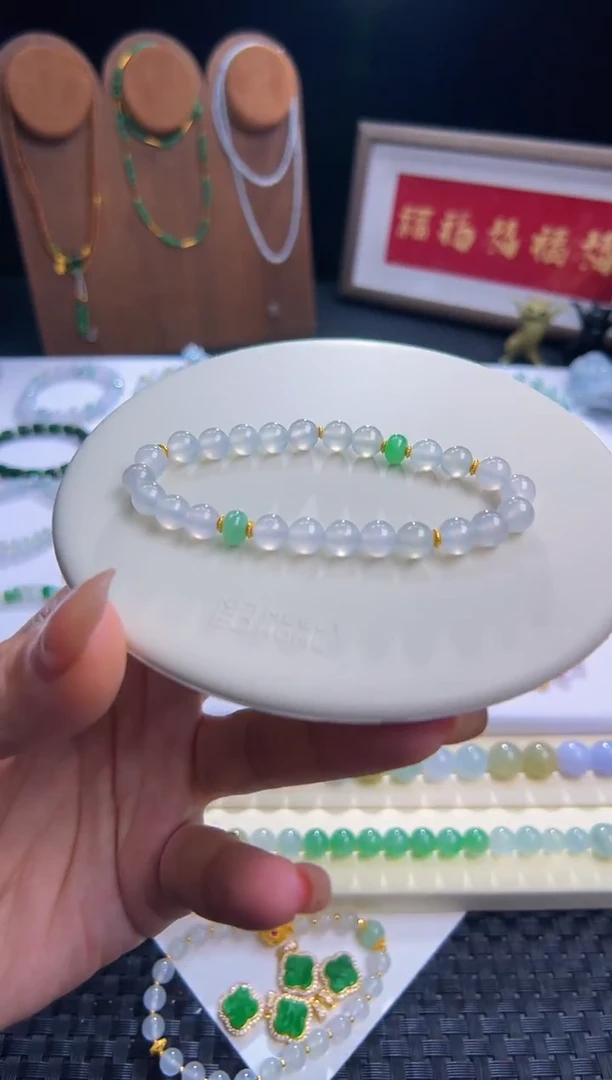 足金镶嵌手串翡翠正冰茅台白配阳绿！卡6.5圆珠设计款！清新素雅！
