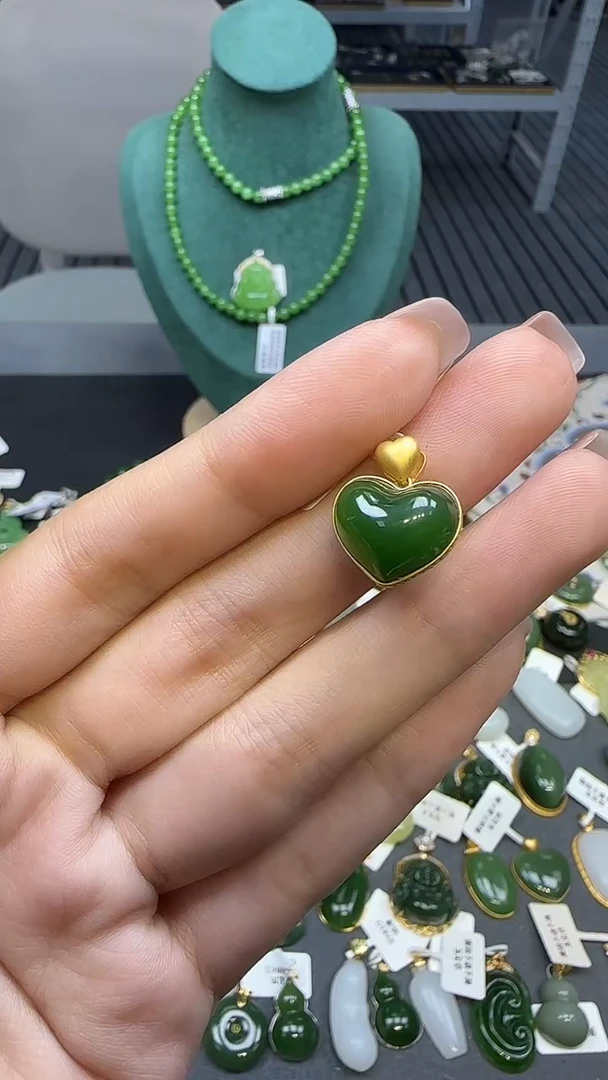 18K金镶嵌和田玉挂件1