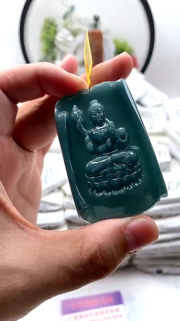 翡翠未镶嵌颈饰不动明王