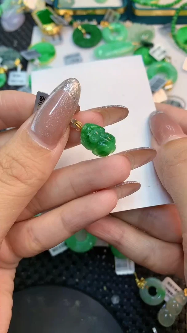 颈饰18K金镶嵌翡翠1