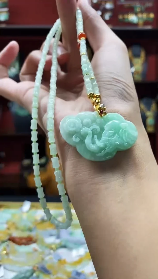 颈饰未镶嵌翡翠吊坠