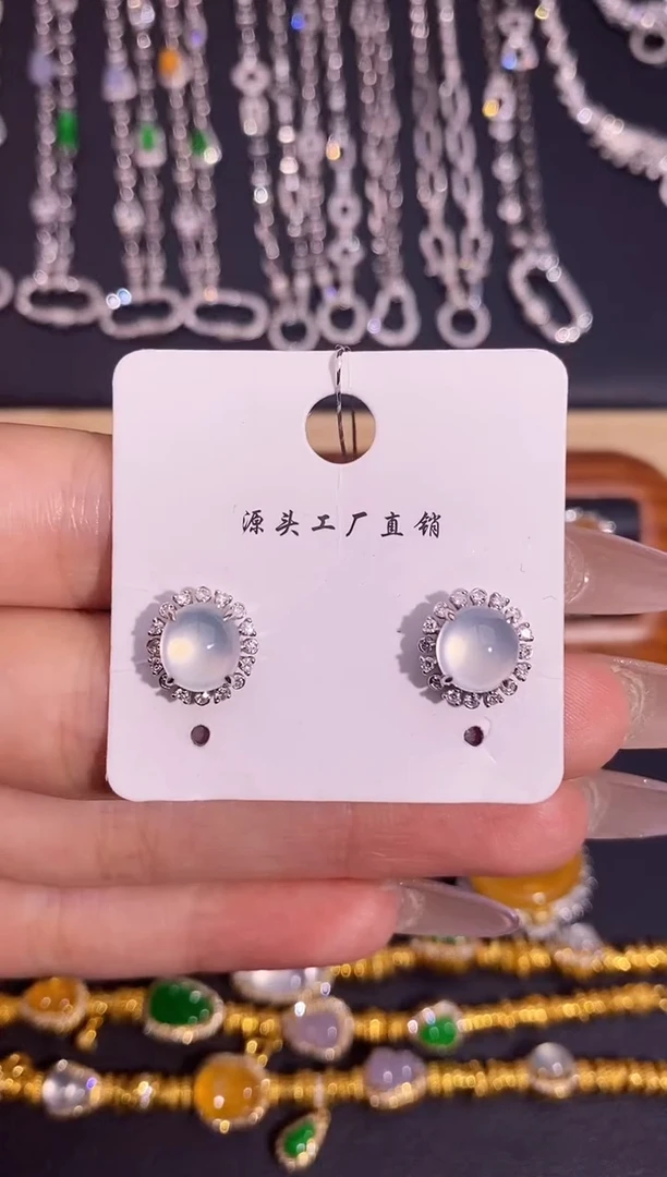 颈饰18K金镶嵌翡翠耳钉