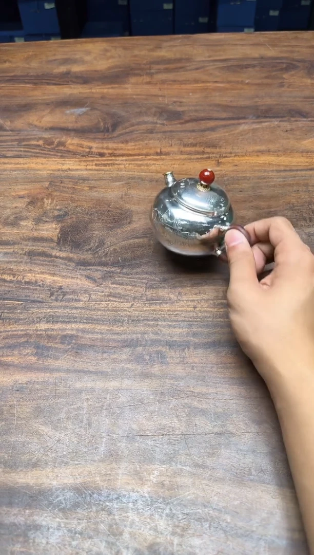 b****y呆坐 包金口錾刻嵌金莲年有余 圆融壶