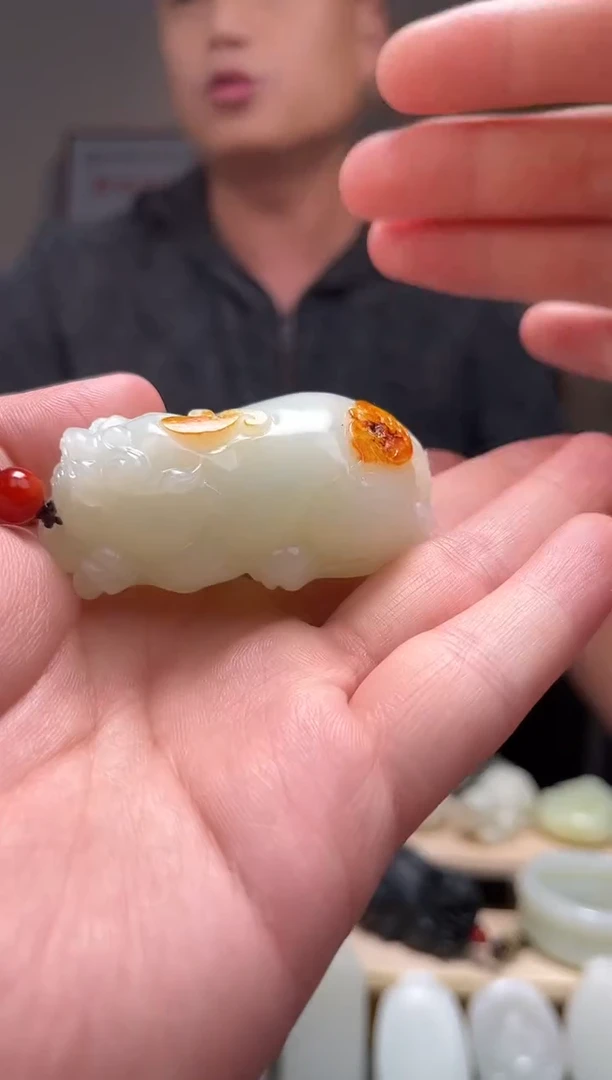 颈饰未镶嵌和田玉吊坠