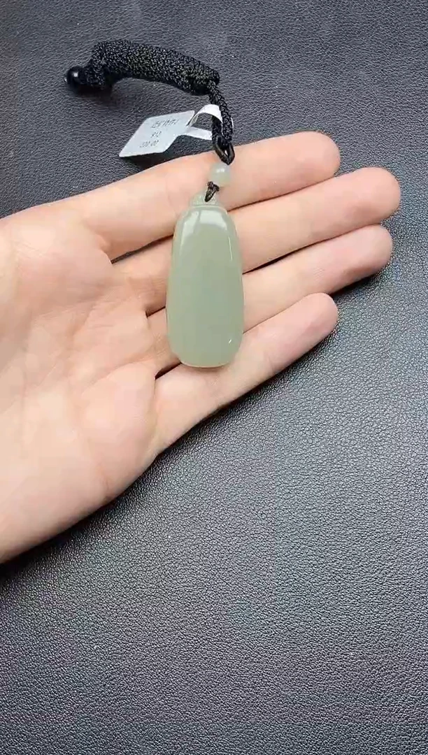 吊坠(赠链)未镶嵌和田玉且末微色差近矿吊坠