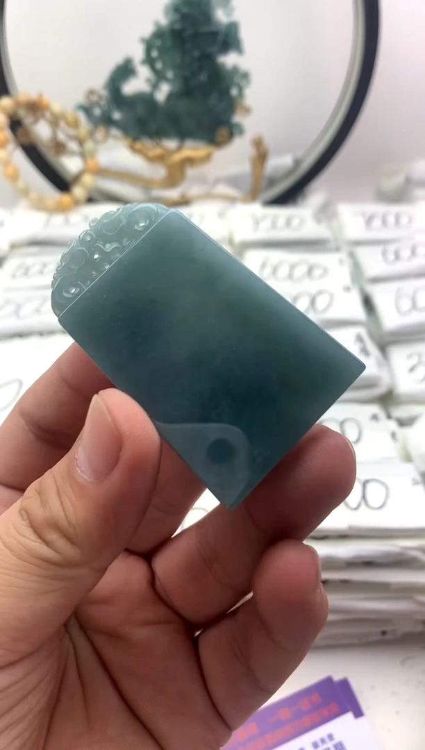 翡翠未镶嵌颈饰文殊牌