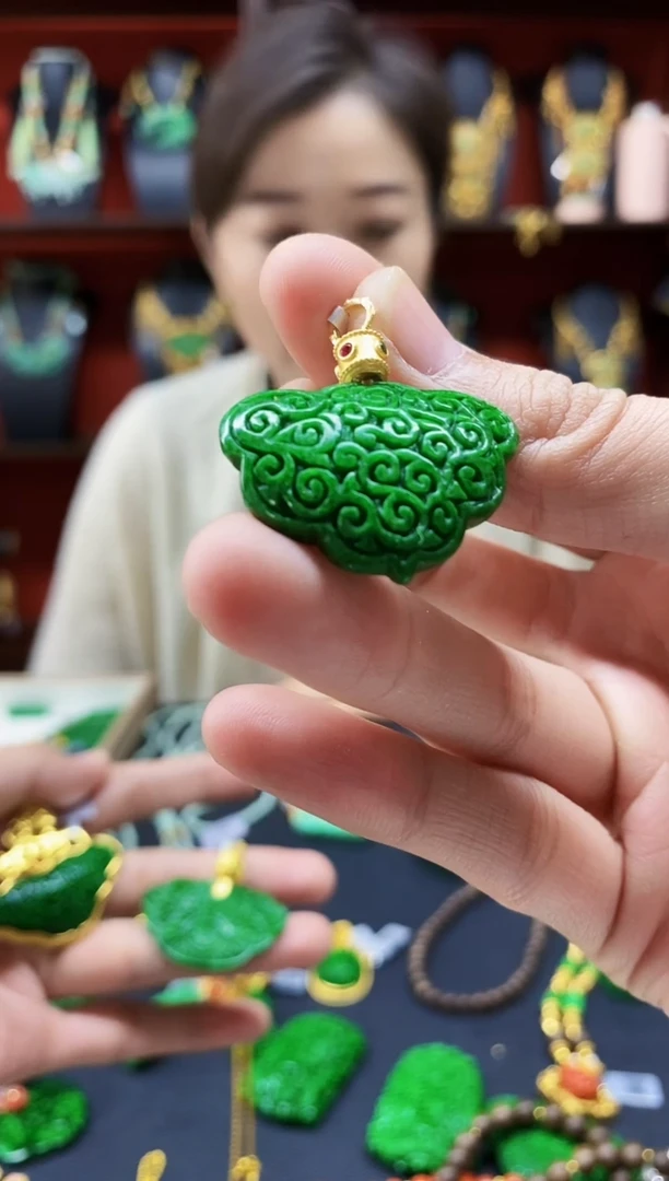 颈饰未镶嵌翡翠吊坠