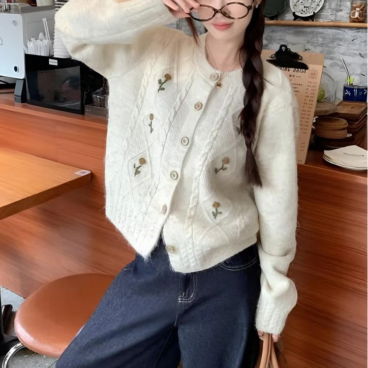 佩佩 温柔甜美百搭针织开衫女绣花上衣560