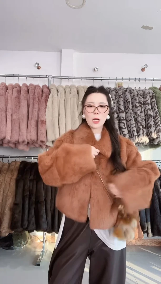 橙色短款兔毛外套