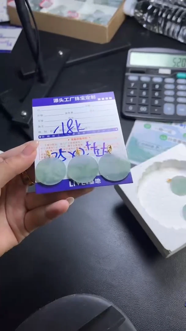 18K金镶嵌挂件翡翠/多样性发一件
