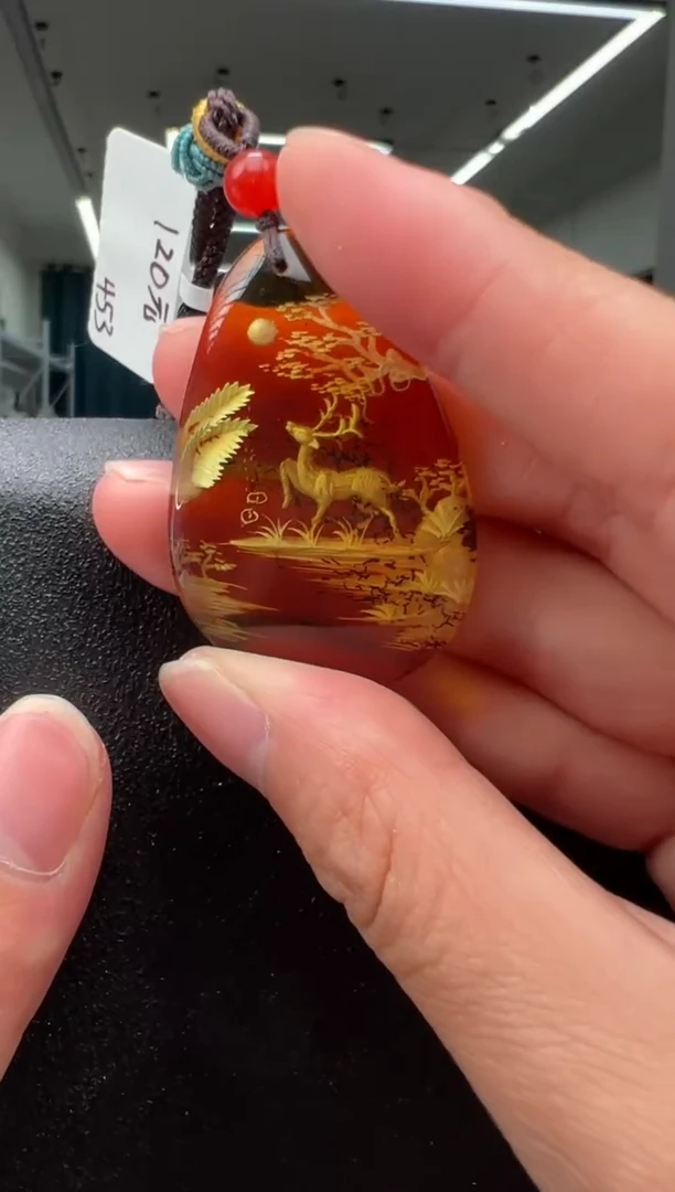 未镶嵌颈饰琥珀小鹿