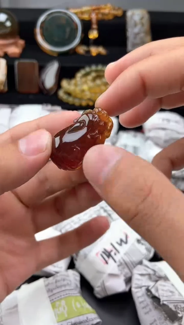未镶嵌颈饰琥珀棕红珀貔貅吊坠
