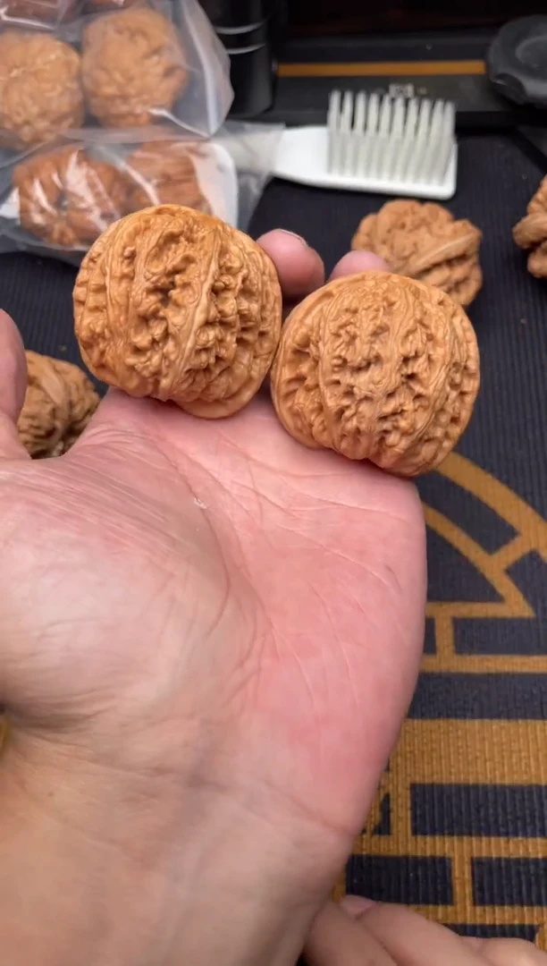 文玩核桃吊坠粗筋保46