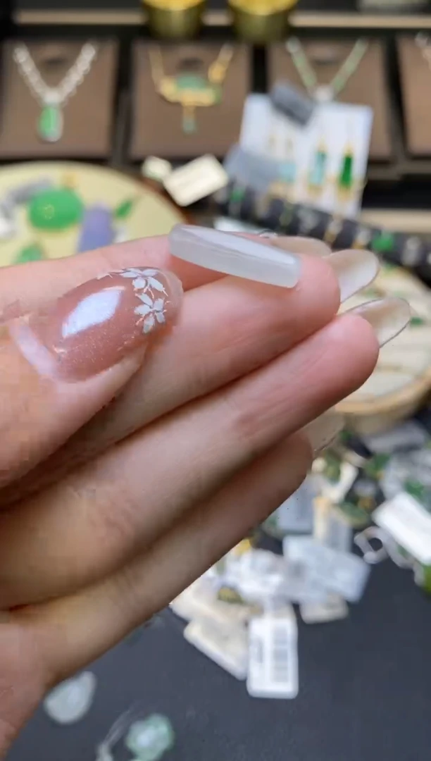 翡翠未镶嵌颈饰净货16475