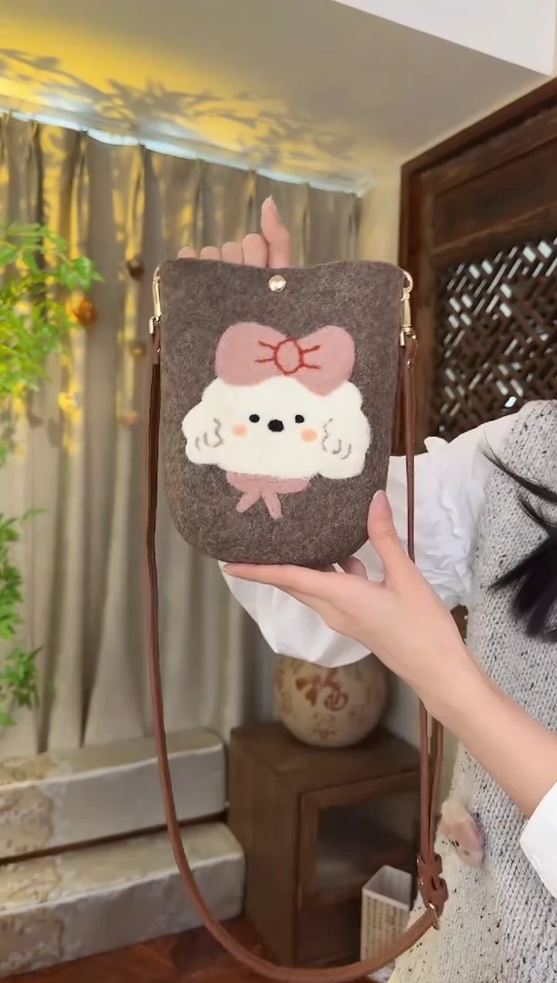 羊毛非遗纯手工包  手机包小狗
