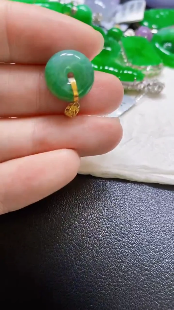 颈饰18K金镶嵌翡翠吊坠