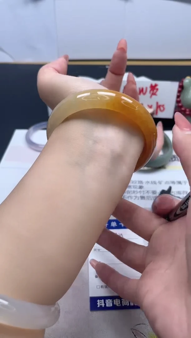 【闪购商品】石英质玉手镯未镶嵌139/60.9