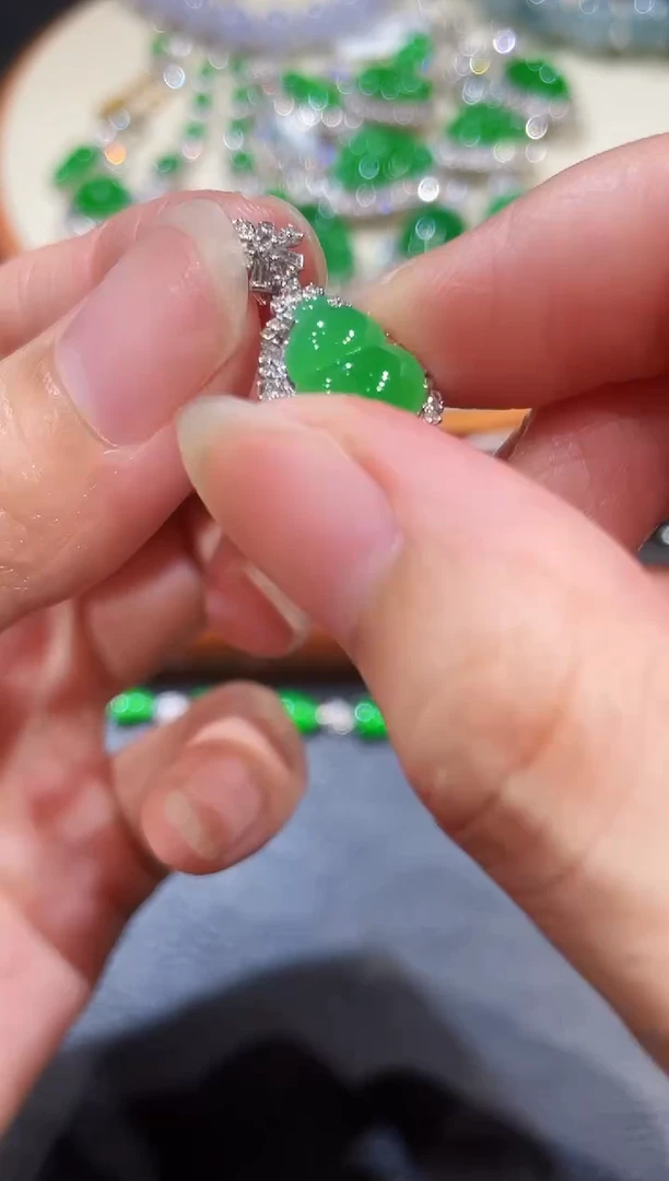 吊坠(不含链)18K金镶嵌翡翠葫芦