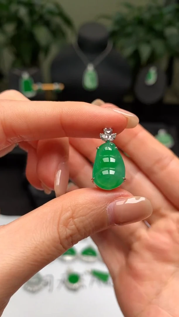 颈饰18K金镶嵌翡翠福豆