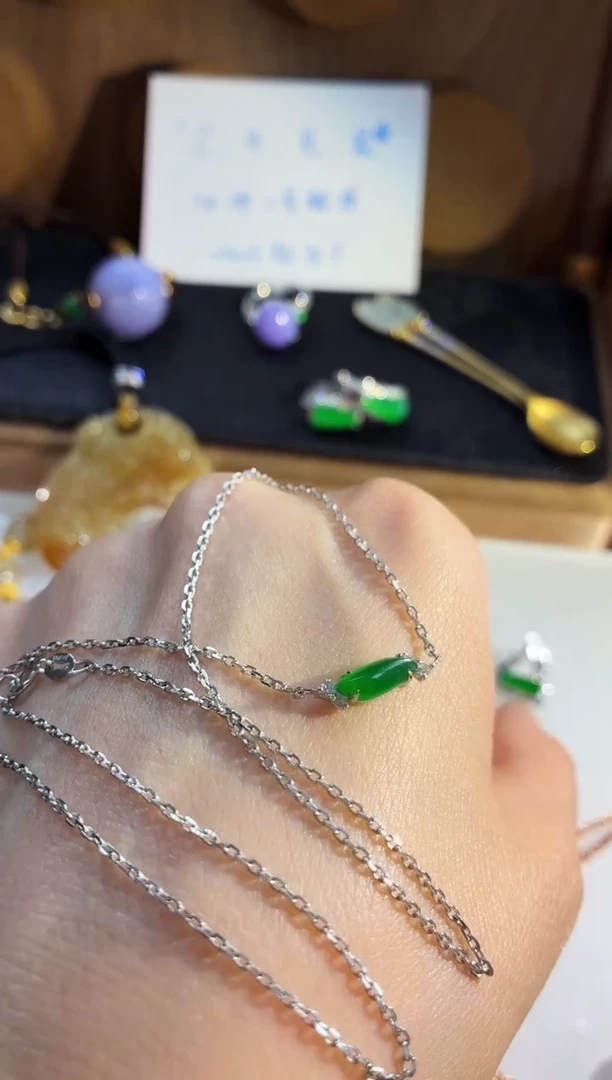 颈饰18K金镶嵌翡翠吊坠