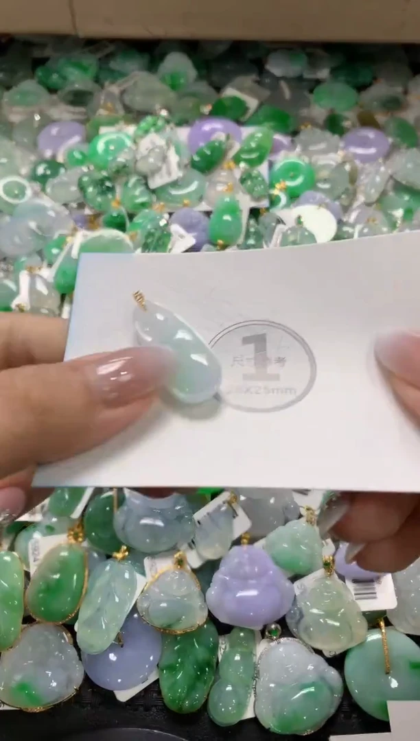 颈饰18K金镶嵌翡翠1111111111111111