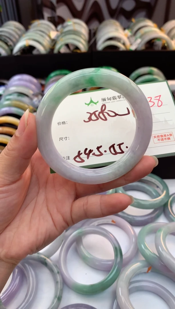 未镶嵌定制翡翠毛货需精细抛光+多人