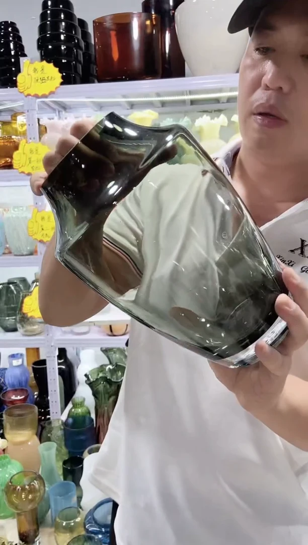 小号灰色花瓶微瑕介意勿拍