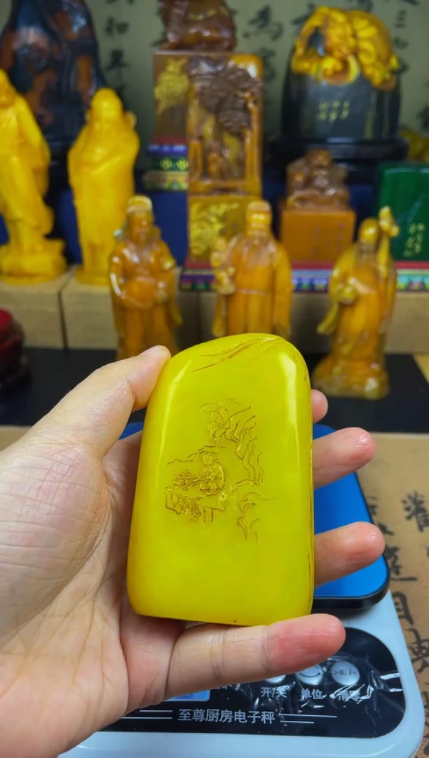 寿山石印石鸡油黄薄意雕随形