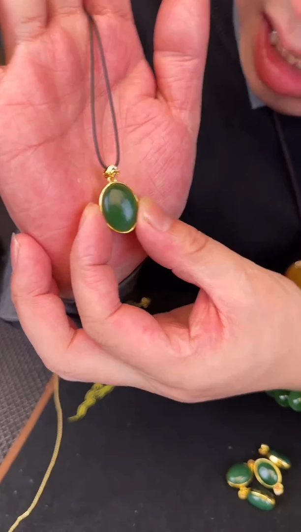 颈饰未镶嵌和田玉双面鸽子蛋