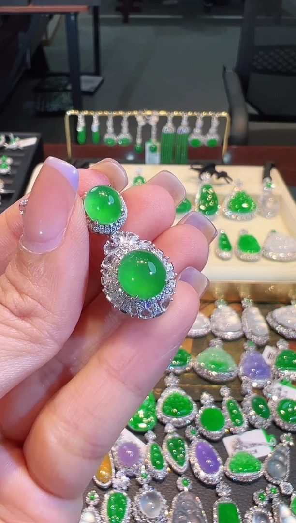 【闪购商品】翡翠吊坠(不含链)18K金镶嵌翡翠