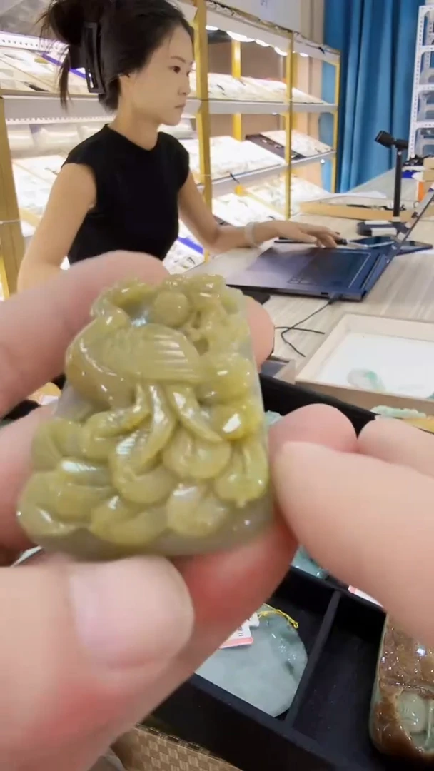 翡翠未镶嵌吊坠(不含链)28