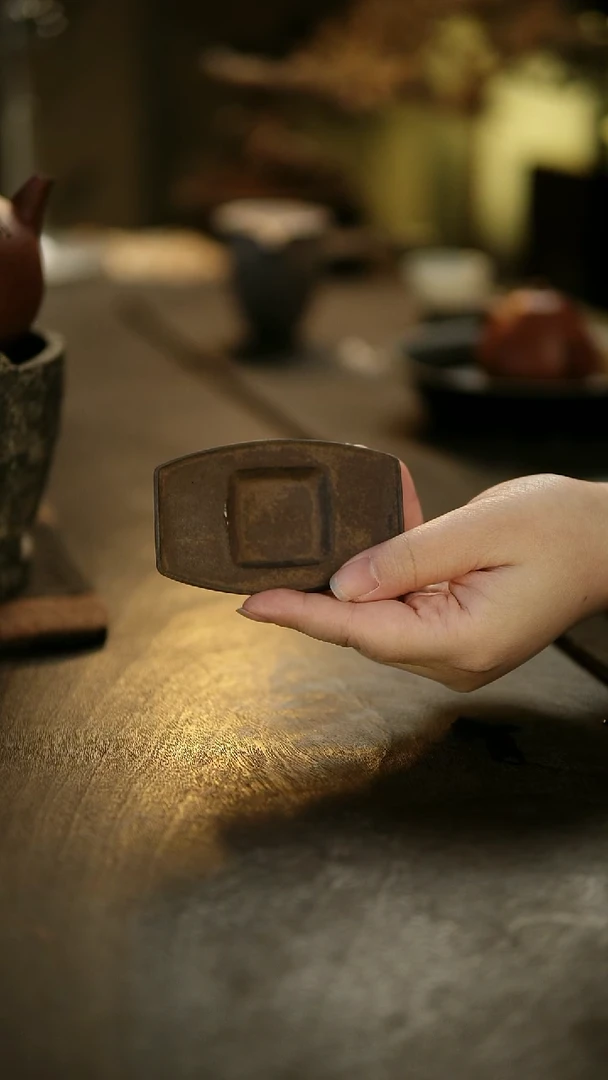 阿眠      卢阳铁锈釉杯托