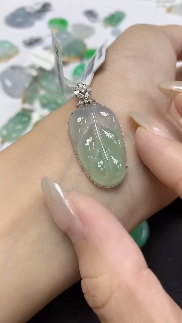 翡翠18K金镶嵌颈饰天然缅甸翡翠A货