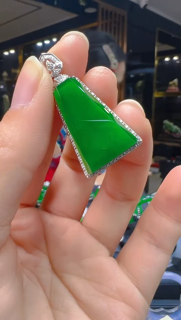 吊坠(赠链)18K金镶嵌翡翠061