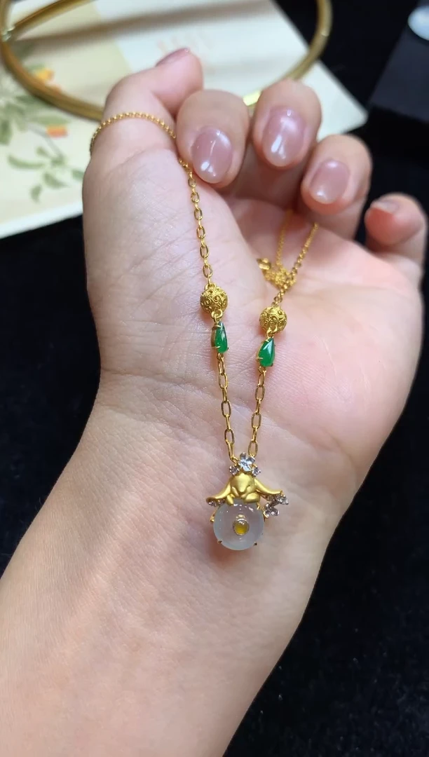 翡翠18K金镶嵌颈饰翡翠吊坠