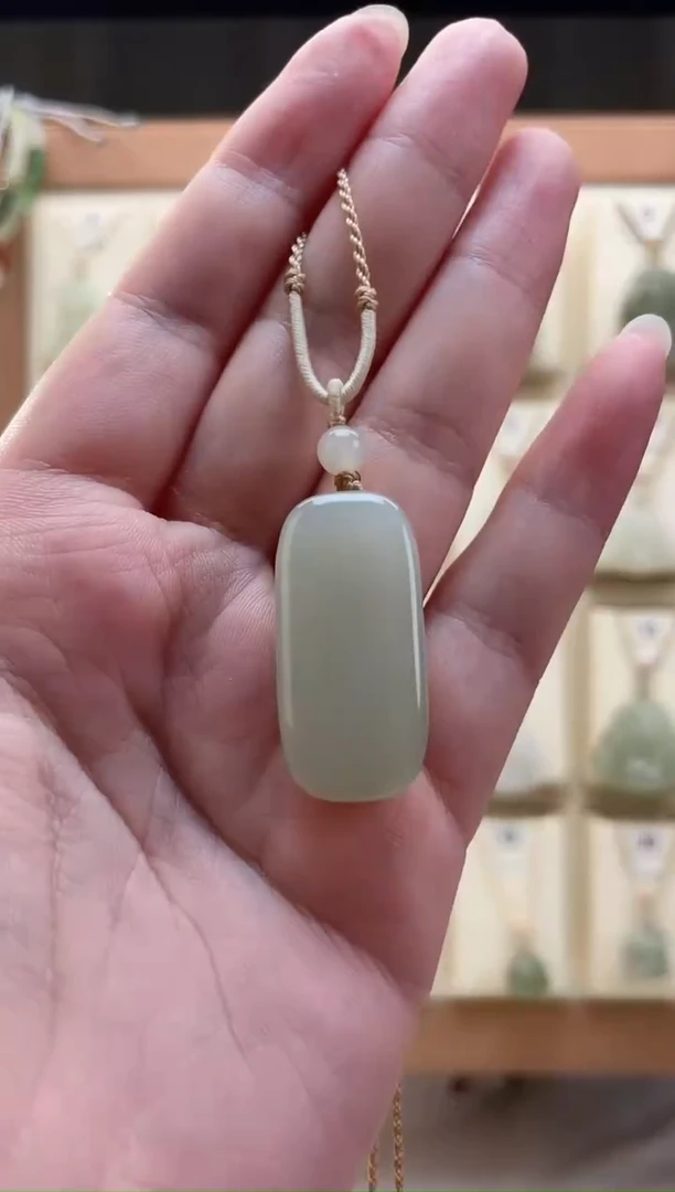 和田玉未镶嵌颈饰31*15*7.7毫米无事牌（有点小磨痕）