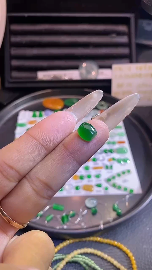 翡翠挂件未镶嵌枣珠