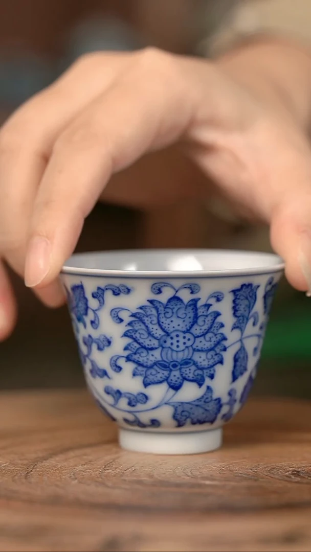 手绘手绘高温现代瓷  气  薄胎缠枝莲铃铛杯60cc