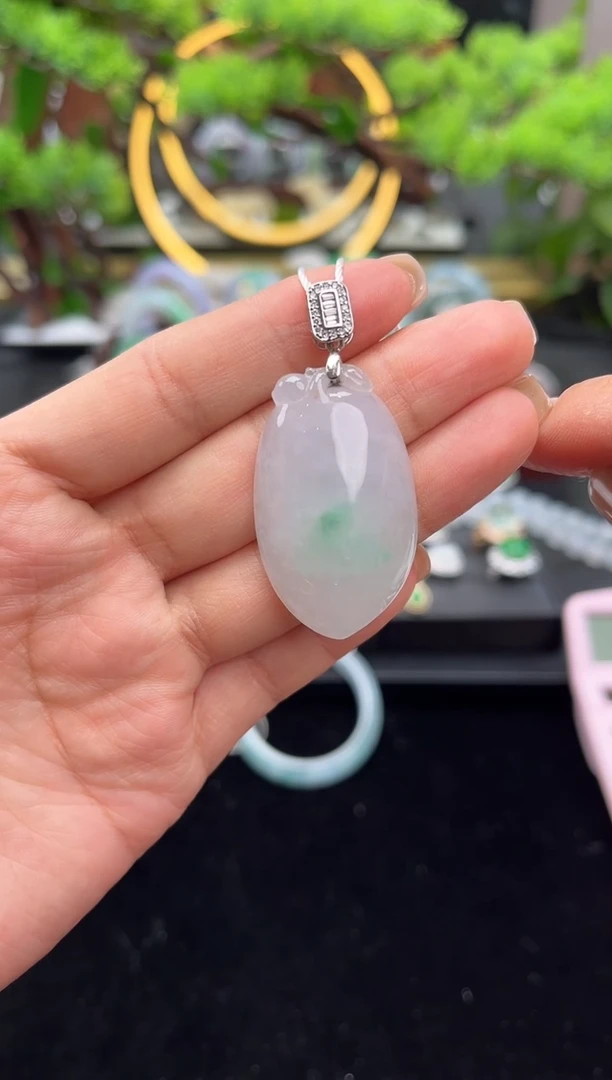 颈饰18K金镶嵌翡翠吊坠