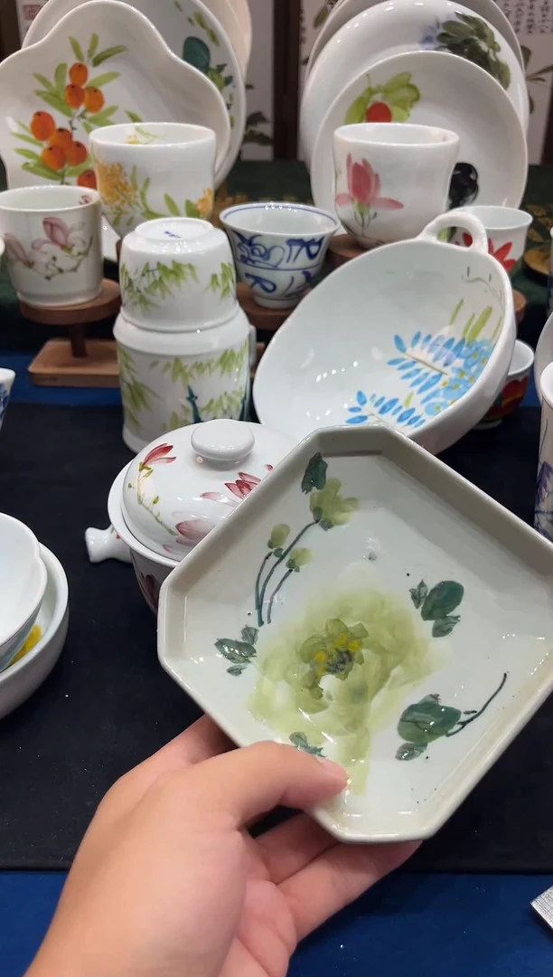 摆件景德镇高温釉下手工手绘高白泥坚果碟