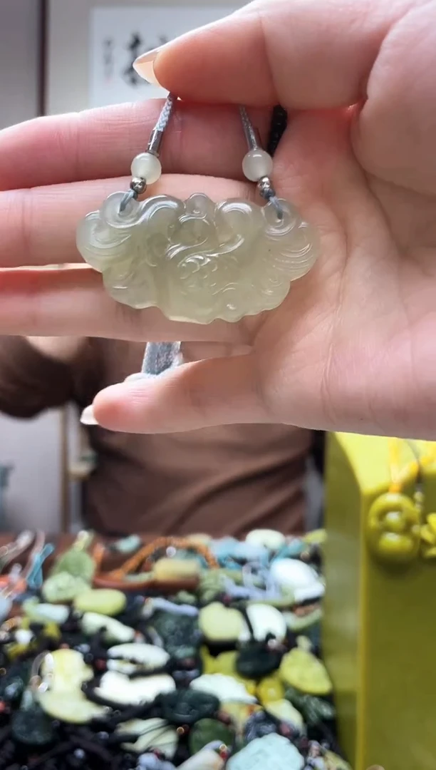 未镶嵌岫玉吊坠·